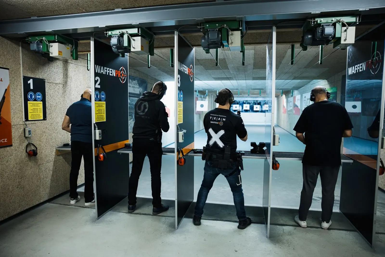 Premium-Bar-Interieur der ApexLounge im Schießsportzentrum Zerbst – warmes Licht, dunkles Holz, Messing-Akzente