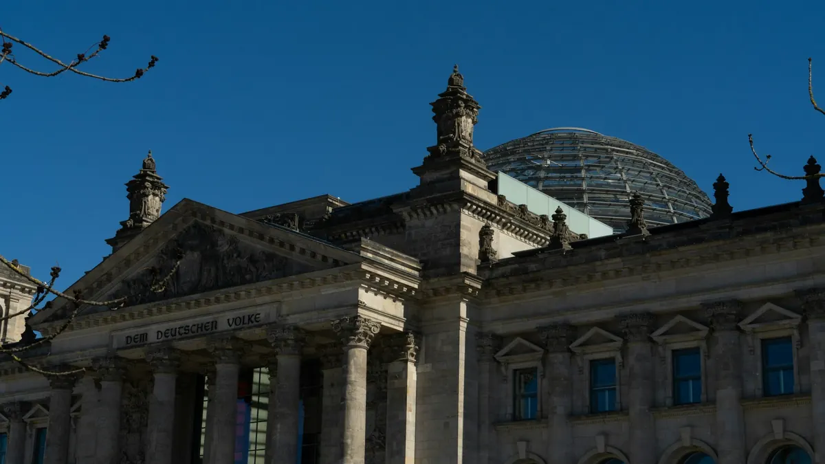 Geöffneter Waffenschrank mit Langwaffe, WBK und Schlüsseln